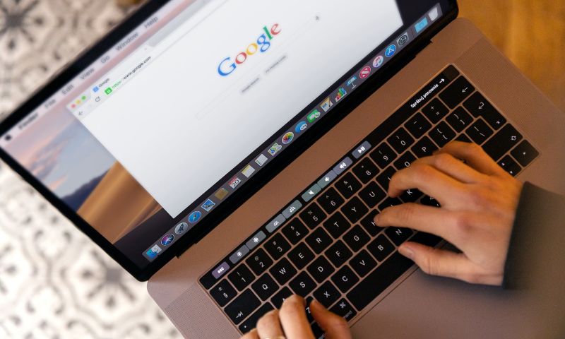 Toezichthouder maant scholen en Justitie om met Google te stoppen