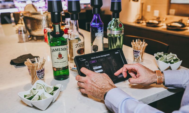 Honkbalgasten schenken zelf alcohol met slimme flessen