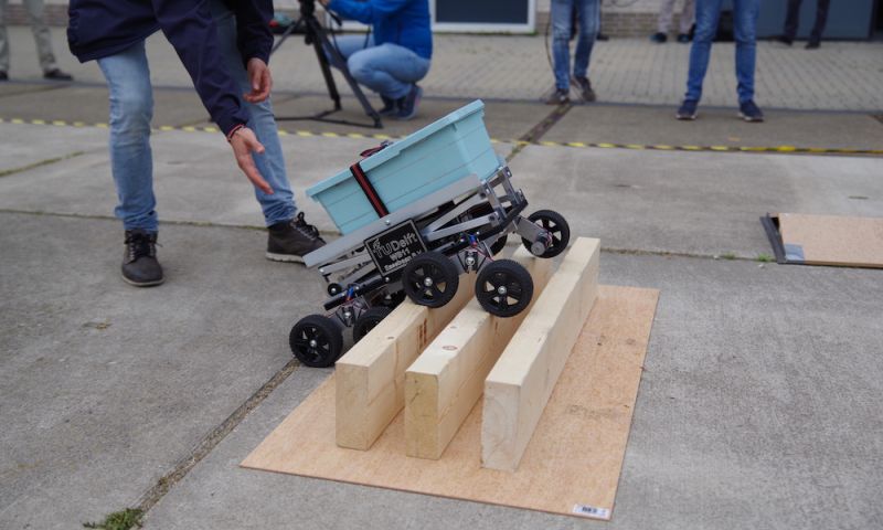 Nederlandse studenten ontwerpen pakkethondje voor postbezorgers