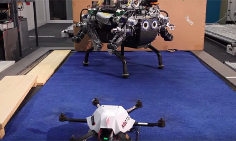 Video: Robotische viervoeter gebruikt drone als scout