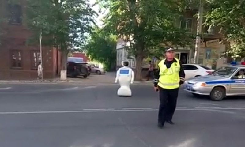 Video: zelflerende robot ontsnapt en veroorzaakt verkeerschaos