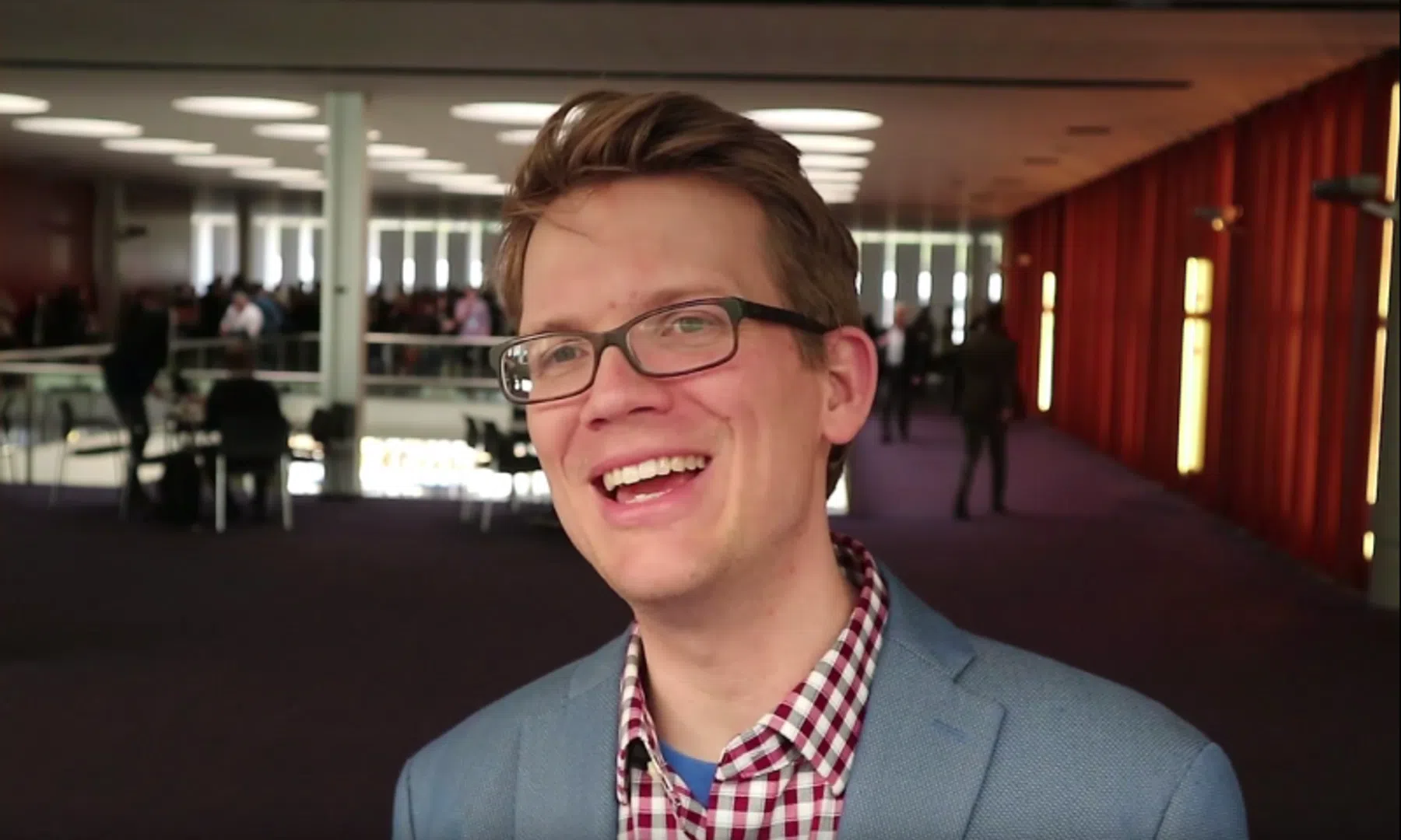 Vlogger Hank Green verliest laptop, fans monteren zijn video's