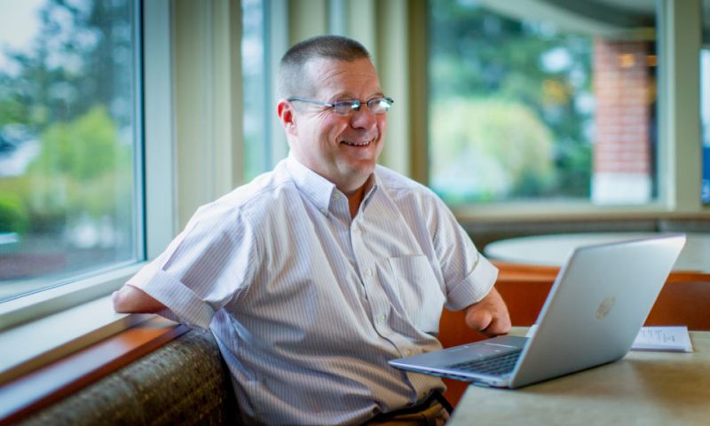 Microsoft steekt geld in AI-projecten voor gehandicapten