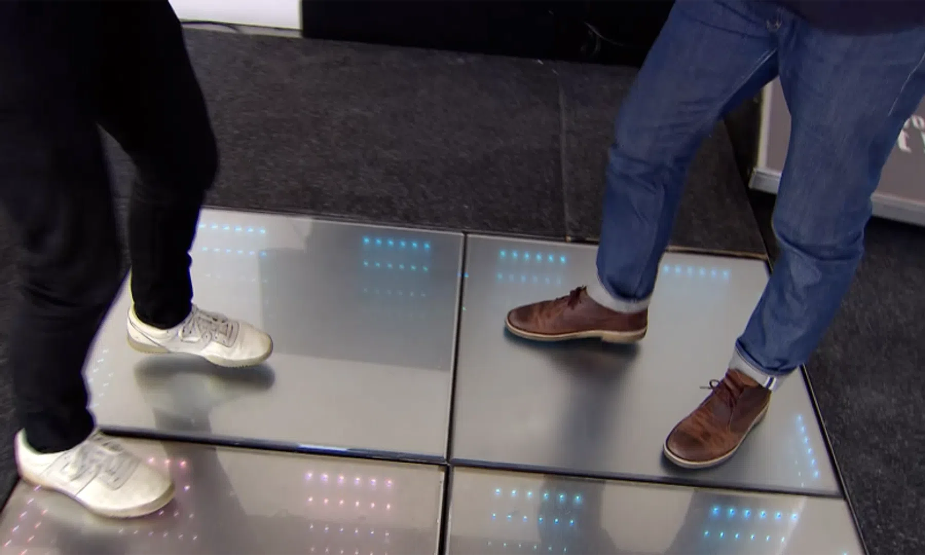 Deze tegels wekken op schoolpleinen stroom op