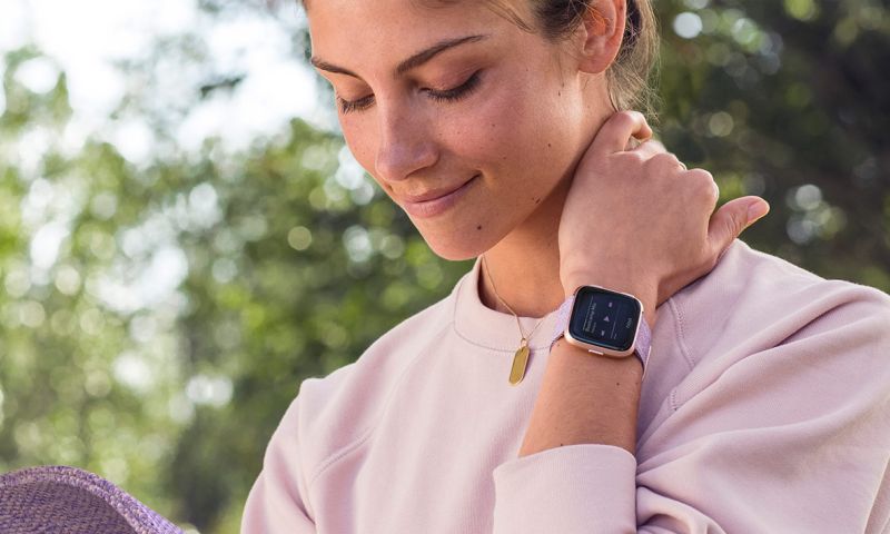 cijfers apple watch en fitbit versa slim horloge smartwatch