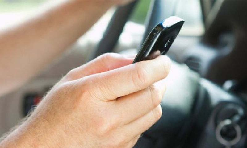 We vinden smartphone-gebruik in de auto steeds irritanter