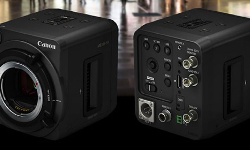 Canon-camera filmt in het pikkedonker