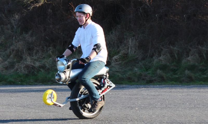 Uitvinder toont elektrische eenwieler-scooter