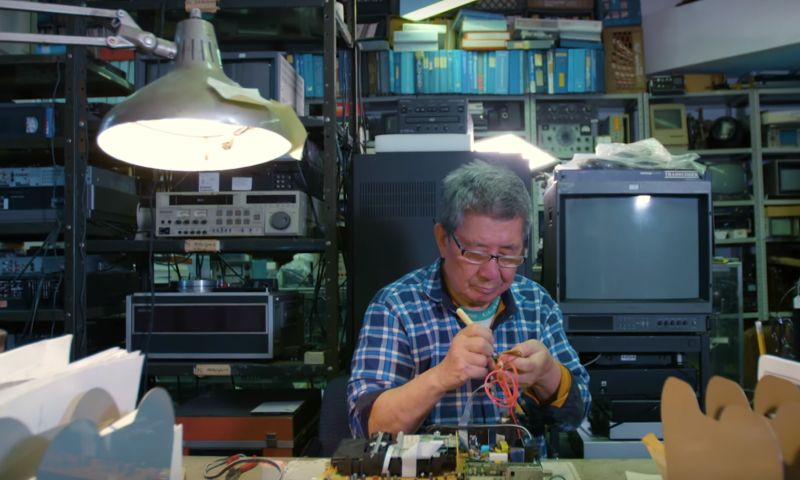 Mini-docu: de kunst van repareren van oude tv's