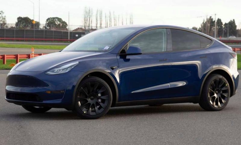 Tesla Model Y dak vliegt eraf tijdens rit op snelweg in Californië
