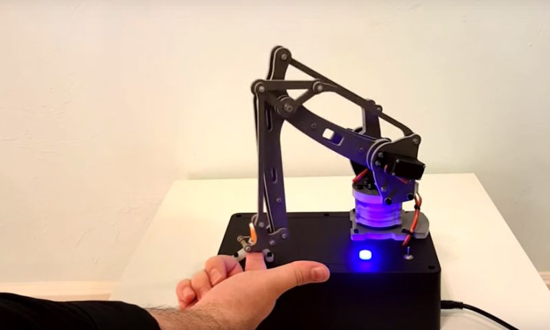 Autonome robot doet mensen tot bloedens toe pijn