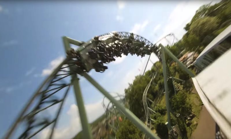 Video: spectaculaire dronebeelden achtbaan