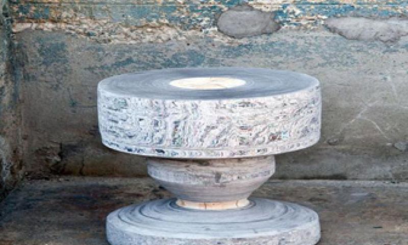 Meubels van hout gemaakt van kranten