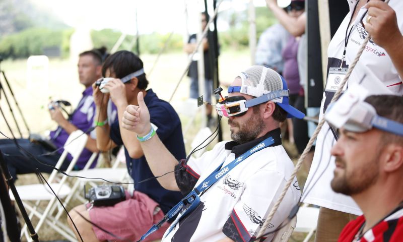 Drone-racen staat als sport nog in de kinderschoenen