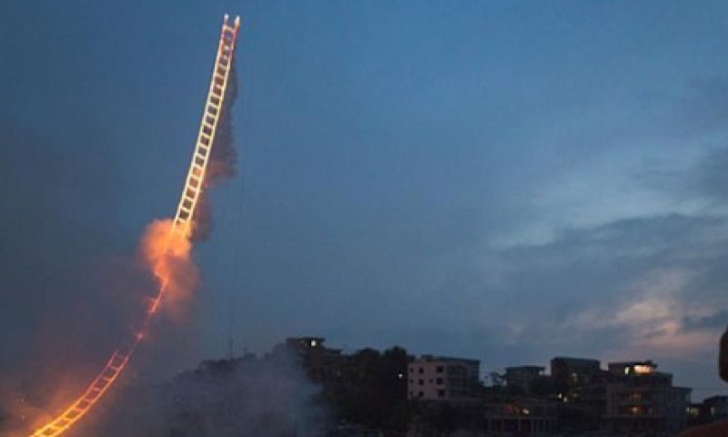 Video: Vlammende ladder van 500 meter vliegt de lucht in