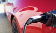 Thumbnail for article: Verkoop elektrische auto's in Nederland bijna gehalveerd