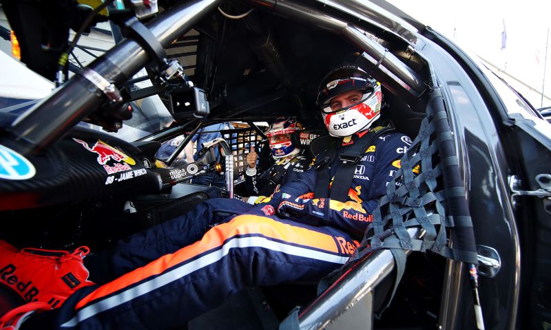 Verstappen verkiest virtuele V8 Supercars boven F1-simraces