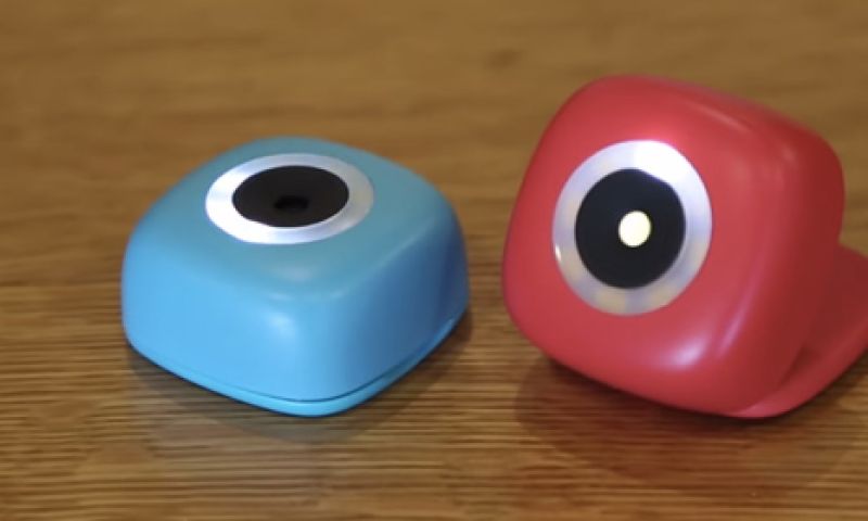 Weg selfiestick, dit selfiecameraatje plak je op de muur