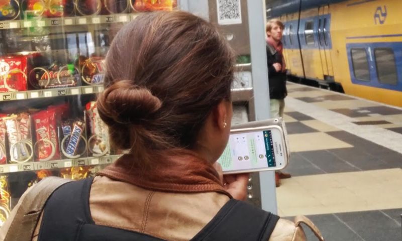 Raadspelletje: wat is deze vrouw aan het doen?