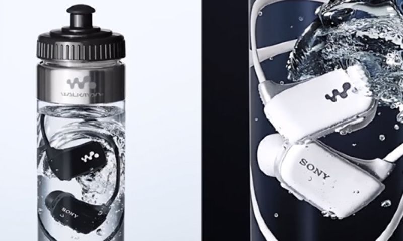 Waterdichte Walkman in flesje water uit de automaat