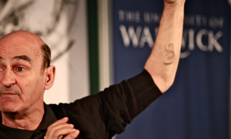 Kunstenaar wil derde oor op zijn arm verbinden met internet