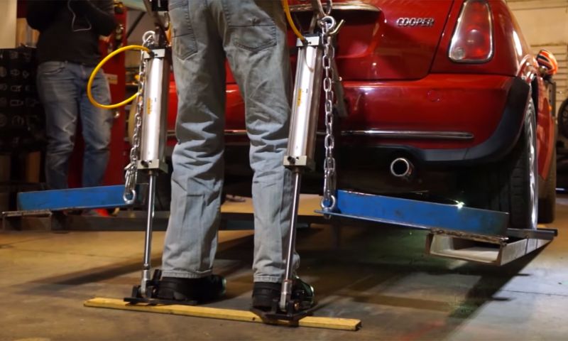 Video: Mini Cooper opgetild met zelfgemaakt exoskelet