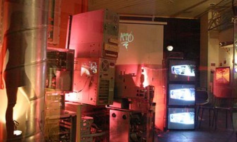 Gamen in een post nucleaire bunker