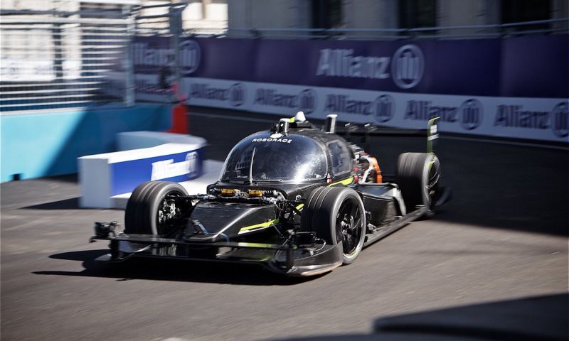 Zelfrijdende raceauto DevBot race versus drifter Ryan Tuerck