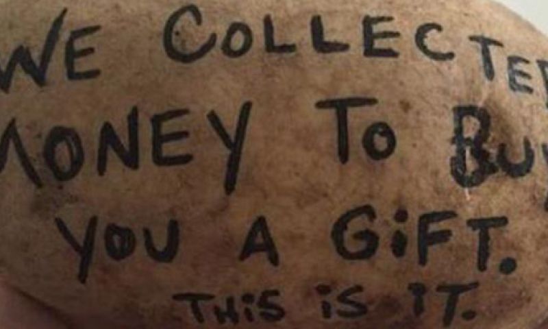 Jongen verdient 10.000 dollar per maand met versturen aardappels