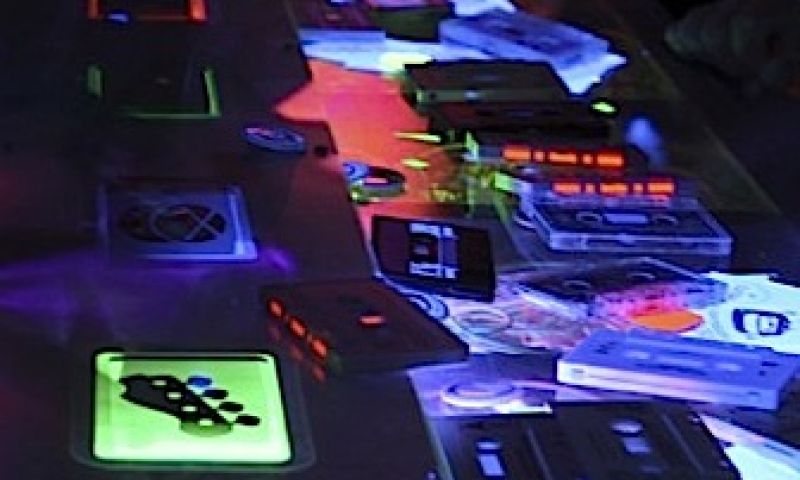 DJ met cassettebandjes