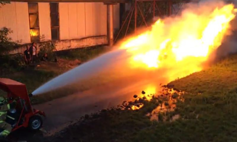 Video: Vlammenwerper versus brandslang