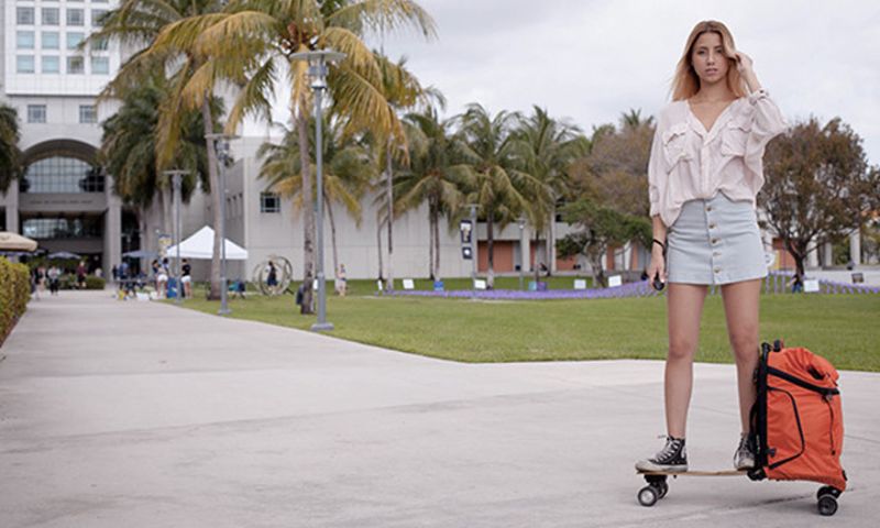 Deze rugzak verandert in een elektrisch skateboard