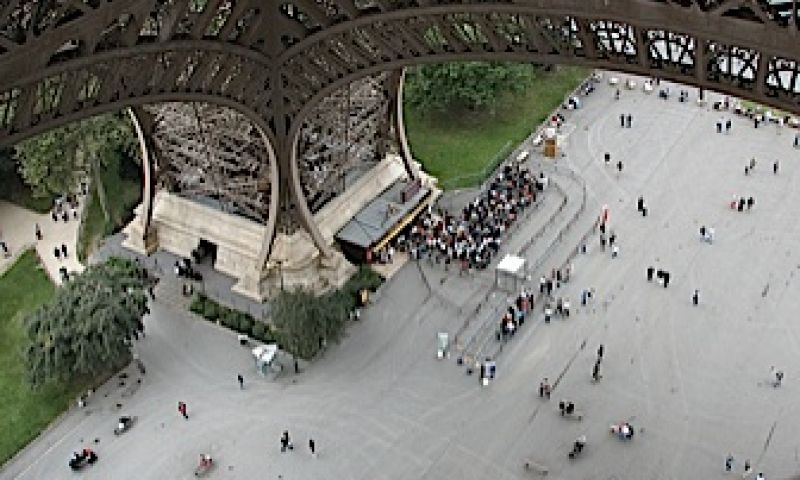 Nederlanders hangen vloer in Eiffeltoren