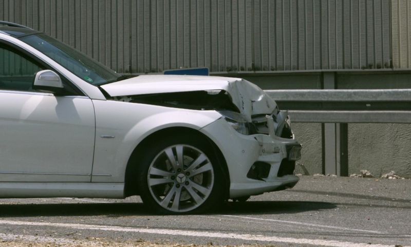 Google-patent: lijm voetganger bij botsing vast aan motorkap