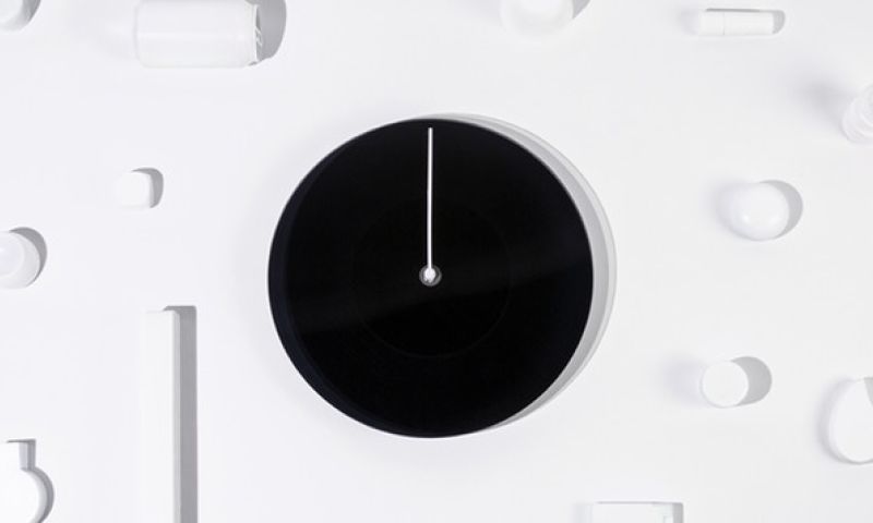 Deze klok kleurt mee met de tijd