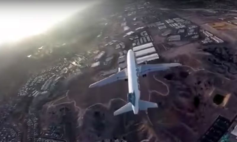 Video: vliegtuig vliegt vlak langs drone