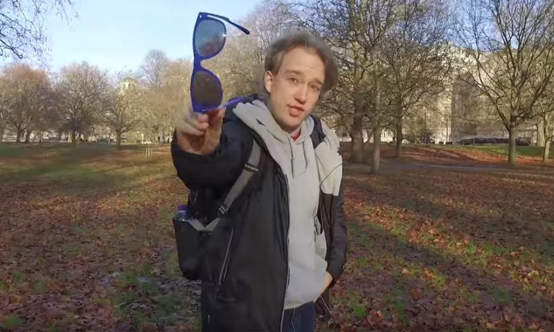 Deze 2d-video wordt 3d met behulp van een zonnebril