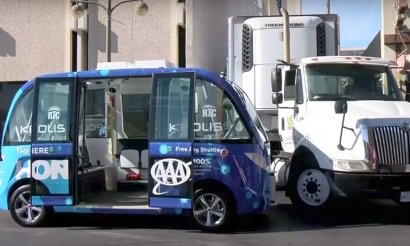 Zelfrijdend busje binnen een uur aangereden