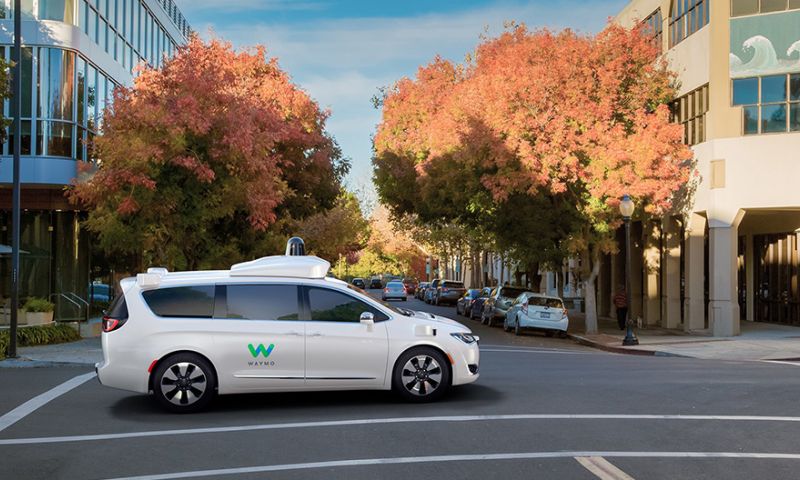 'Techniek zelfrijdende auto's Waymo in 2017 fors verbeterd'