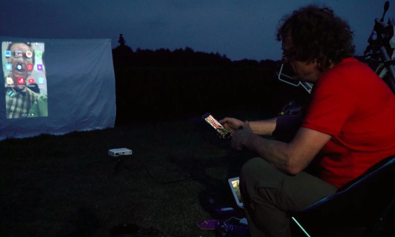 Getest: een mini-beamer voor op de camping