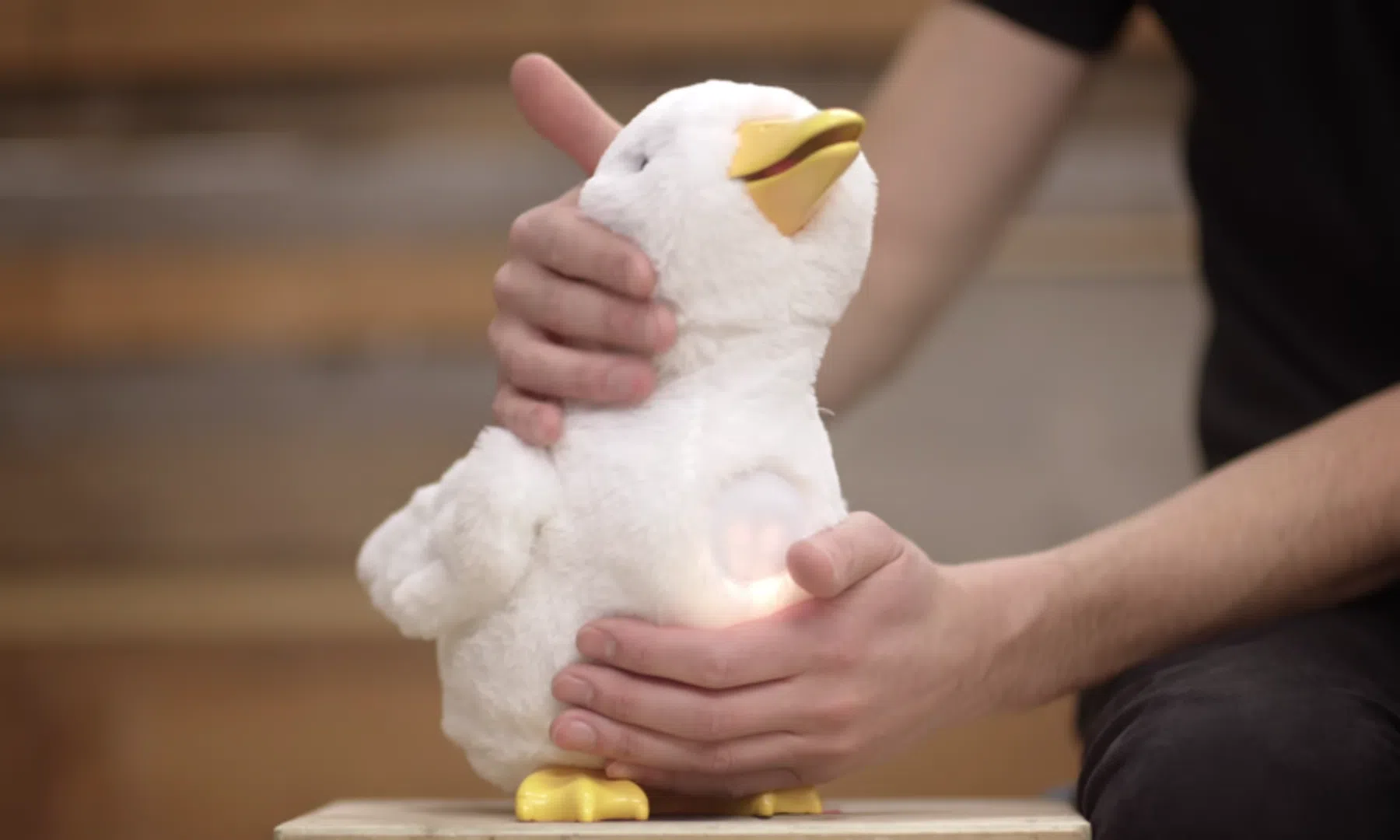 Video: knuffelbare roboteend troost zieke kinderen