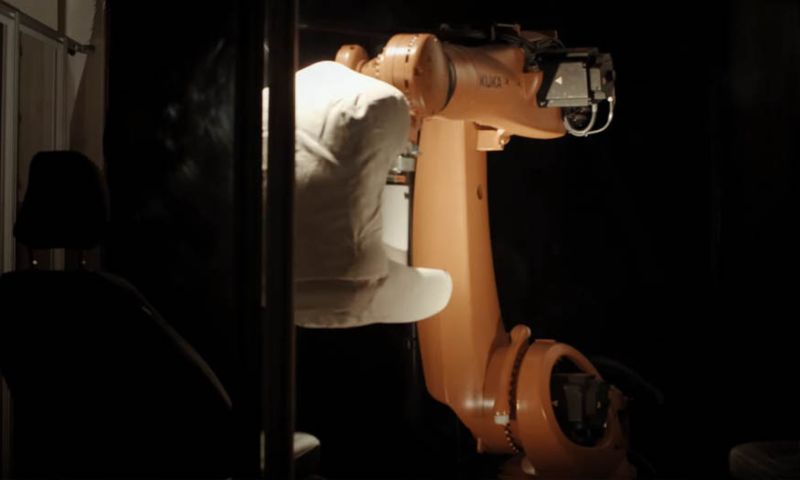 Deze robotkont test autostoelen