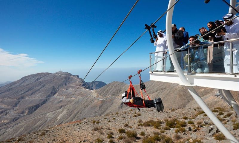 Aan een kabel over de bergen vliegen