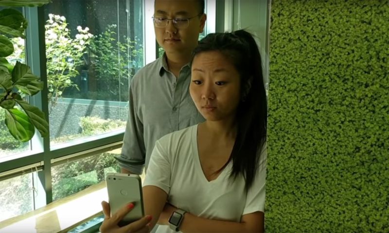 Google waarschuwt als iemand over je schouders meekijkt