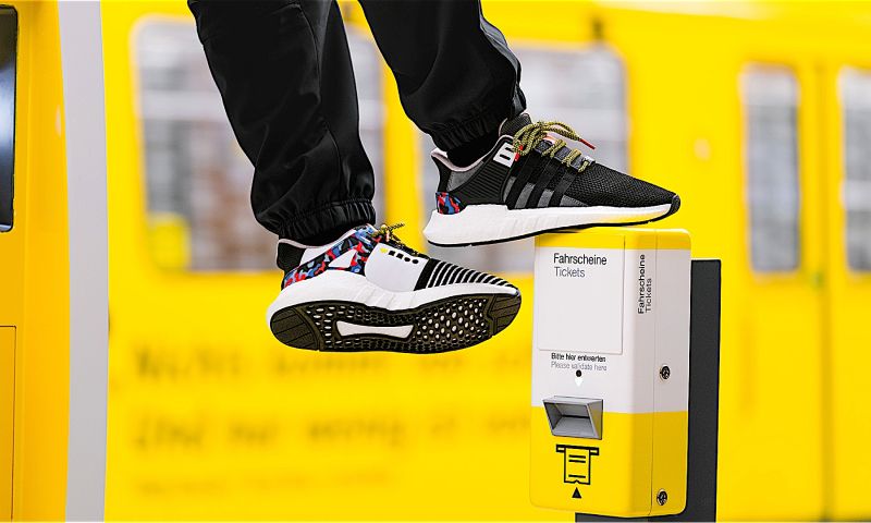 Adidas-sneaker met ingebouwd ov-abonnement