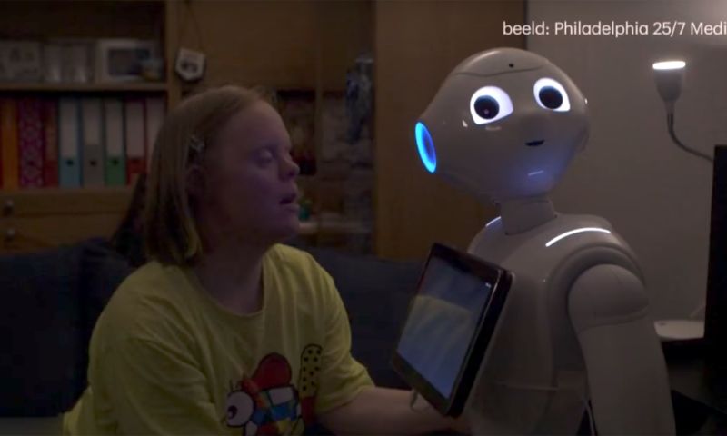 Video: Lydia woonde twee weken samen met een zorgrobot