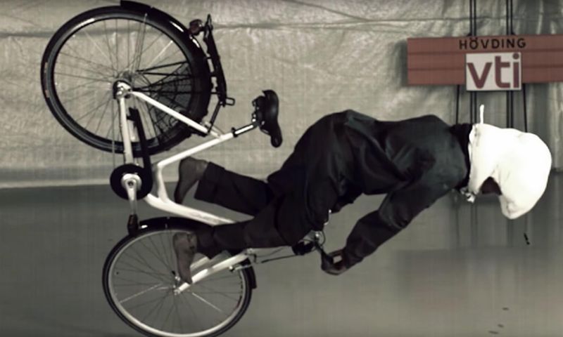 Deze airbag voor je hoofd moet fietshelmen overbodig maken