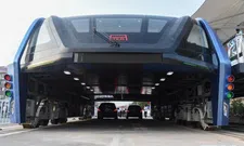 Thumbnail for article: Hij bestaat: de bus die over de file heen rijdt