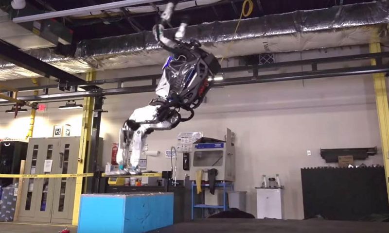 Video: Atlas-robot maakt nu ook achterwaartse salto's