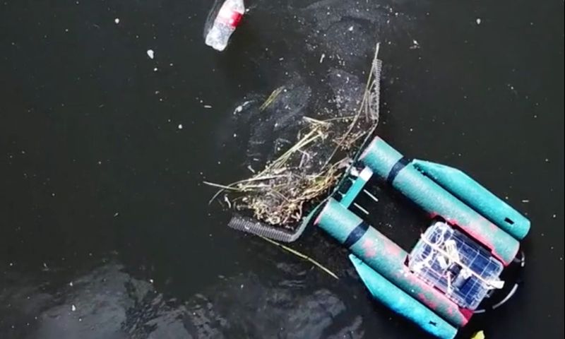 Rivierrobot gaat vuil uit water halen
